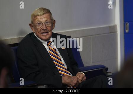 Washington, Usa. September 2020. Der legendäre College-Fußballtrainer Lou Holtz hört zu, wie Präsident Donald Trump am Freitag, 4. September 2020, im Brady Press Briefing Room des Weißen Hauses in Washington, DC, einen Kommentar macht. Holtz wird mit der Presidential Medal of Freedom ausgezeichnet, Foto von Chris Kleponis/UPI Credit: UPI/Alamy Live News Stockfoto