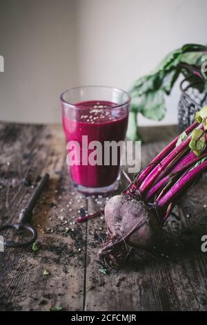 Rote Bete und frischer Smoothie auf Holztisch Stockfoto