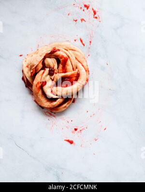 Von oben frische Erdbeer Brioche auf die Herstellung gelegt Eine Küche mit weißem, modernem Marmortisch Stockfoto