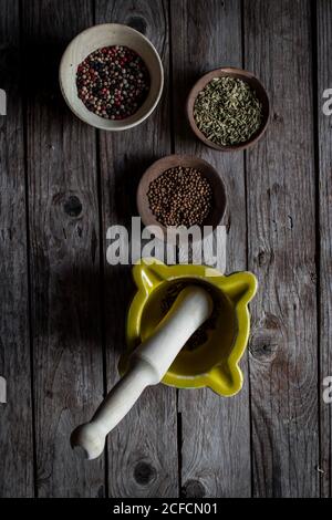 Draufsicht auf gemischte trockene Gewürze und Mischmörtel Holztischplatte Stockfoto