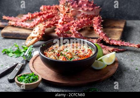 Chilenische Küche. Gebackenes Krabbenfleisch mit Käse, Sahne und Brot. Pastell o chupe de sentolla oder Königskrabbe Stockfoto