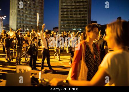 Demonstranten halten ihre Hände hoch, um sich als Organisatoren des Protestes zu identifizieren, nachdem die Polizei ihnen während eines Anti-Regierung-Protestes Geldstrafen für bestimmte Personen drohte.am 20. Tausende von Menschen in Ljubljana protestierten gegen die Regierung von Ministerpräsident Janez Jansa, während sie ständig über ihre Korruption und Beweise für Jansas autoritäres Verhalten berichteten. Stockfoto