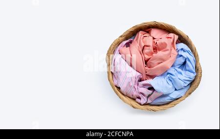 Kleidung im Wäschekorb auf weißem Hintergrund. Speicherplatz kopieren Stockfoto