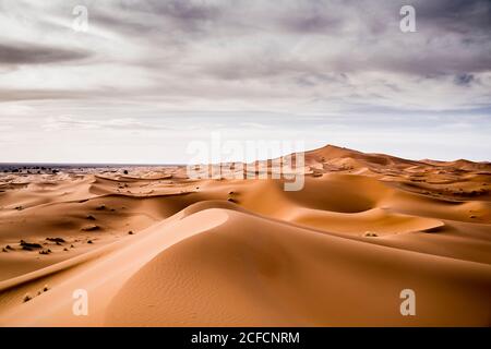 Wüstenlandschaft mit Sandhügeln in Marrakesch, Marokko Stockfoto