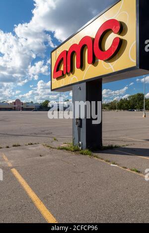 Clinton Township, Michigan, USA. September 2020. Der Parkplatz ist leer vor den AMC Star Gratiot 15 Kinos, geschlossen unter State of Emergency Befehle von Michigan Gouverneur Gretchen Whitmer während der Coronavirus Pandemie. Kredit: Jim West/Alamy Live Nachrichten Stockfoto