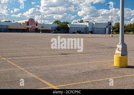 Clinton Township, Michigan, USA. September 2020. Der Parkplatz ist leer vor den AMC Star Gratiot 15 Kinos, geschlossen unter State of Emergency Befehle von Michigan Gouverneur Gretchen Whitmer während der Coronavirus Pandemie. Kredit: Jim West/Alamy Live Nachrichten Stockfoto