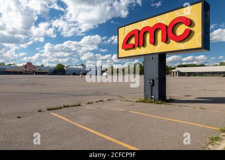 Clinton Township, Michigan, USA. September 2020. Der Parkplatz ist leer vor den AMC Star Gratiot 15 Kinos, geschlossen unter State of Emergency Befehle von Michigan Gouverneur Gretchen Whitmer während der Coronavirus Pandemie. Kredit: Jim West/Alamy Live Nachrichten Stockfoto