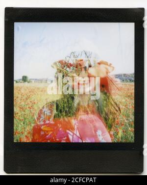 Instant Foto der Silhouette der fröhlichen weiblichen stehend in blühenden Feld an sonnigen Sommertag Stockfoto