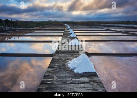 Traditionelle Salzgewinnung Lager Salinas mit Haufen von extrahierten Salz Bei Sonnenaufgang - Figueira da Foz, Portugal Stockfoto