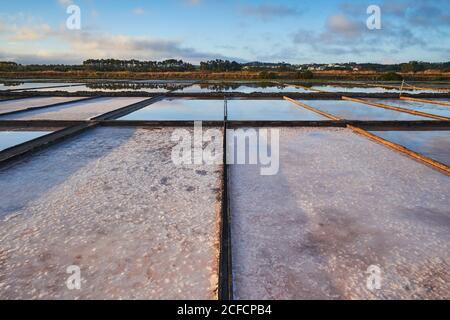 Traditionelle Salzgewinnung Lager Salinas mit Haufen von extrahierten Salz Bei Sonnenaufgang - Figueira da Foz, Portugal Stockfoto