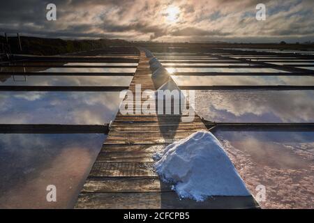 Traditionelle Salzgewinnung Lager Salinas mit Haufen von extrahierten Salz Bei Sonnenaufgang - Figueira da Foz, Portugal Stockfoto