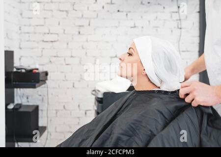 Stylistin Waschen Haare für junge Dame Stockfoto