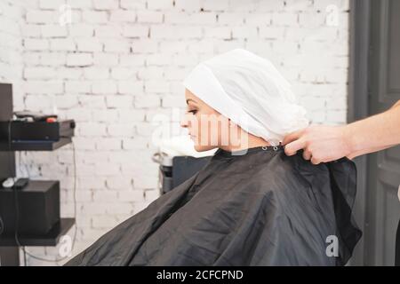 Stylistin Waschen Haare für junge Dame Stockfoto