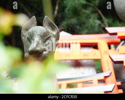 Fox Geist Statue außerhalb Schrein Stockfoto