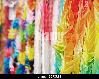 Girlanden der traditionellen bunten Papier Origami Kraniche hängen in Tempel In Japan Stockfoto