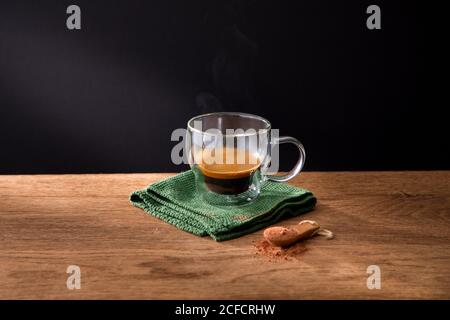 Tasse Kaffee und Zimt auf Holztisch Stockfoto