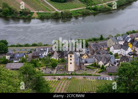 Europa, Deutschland, Rheinland-Pfalz, Landkreis Cochem-Zell Mosel, Moseltal, Moselsteig, Bremm, unterwegs am Erlebnisweg Moselkrampen, Stockfoto