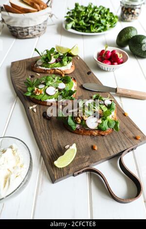 Vegetarische Sandwiches auf Schneidebrett Stockfoto