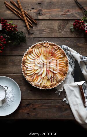 Leckere Apfelkuchen auf einem Holztisch bereit zu essen Nahe leerer Platte Stockfoto