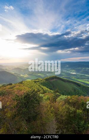 Altenmarkt an der Triesting, Blick auf den Kaumberg und das Gölsental, Blick vom Hocheck in den Gutensteiner Alpen, Wald, Stockfoto