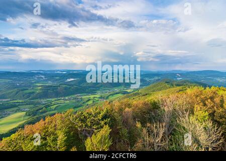 Altenmarkt an der Triesting, Blick auf Altenmarkt an der Triesting und das Triestingtal, Blick vom Hocheck in den Gutensteiner Alpen Stockfoto