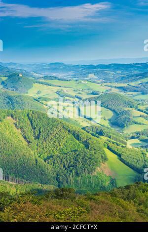 Altenmarkt an der Triesting, Blick auf Schloss Araburg, Dorf Hainfeld, und Tal Gölsental, Blick vom Berg Hocheck in Gutensteiner Alpen Stockfoto