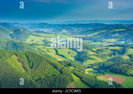 Altenmarkt an der Triesting, Blick auf Schloss Araburg, Dorf Hainfeld, und Tal Gölsental, Blick vom Berg Hocheck in Gutensteiner Alpen Stockfoto