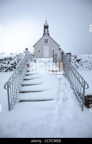 Kleine Kirche auf schneebedecktem Gelände Stockfoto
