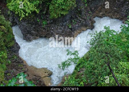 Hochwasser in der Leutaschschlucht bei Regenwetter Stockfoto