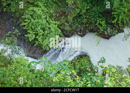 Hochwasser in der Leutaschschlucht bei Regenwetter Stockfoto