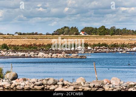 Typisch schwedische Landschaft mit Haus und Meer Stockfoto