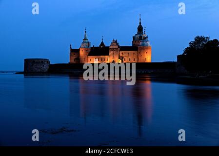 Außenaufnahme des Schlosses in Kalmar mit Beleuchtung an Die blaue Stunde Stockfoto