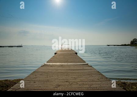 Die Promenade führt zum Meer hinaus Stockfoto