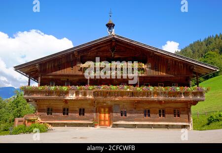 Herrlicher alter Berghof am Zimmererberg oberhalb von Brixlegg in Tirol Stockfoto