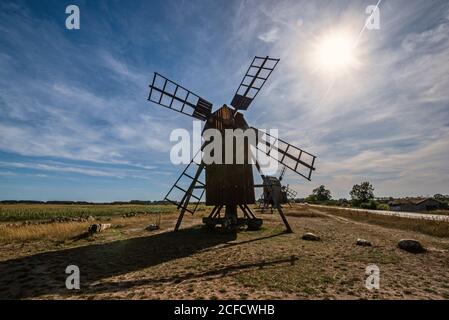 Post Windmühle auf Öland gegen das Licht. Stockfoto