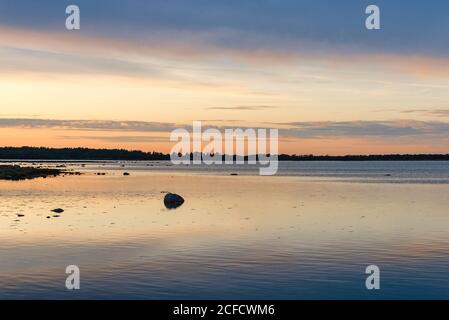 Sonnenuntergang über der Bucht von Grankullaviken auf Öland Stockfoto