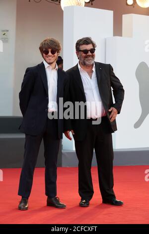 Venedig, Italien. September 2020. Andrea Pannofino und Francesco Pannofino laufen auf dem roten Teppich vor dem Film 'Padrenostro' beim 77. Filmfestival von Venedig am 04. September 2020 in Venedig, Italien. Quelle: Annalisa Flori/Media Punch/Alamy Live News Stockfoto