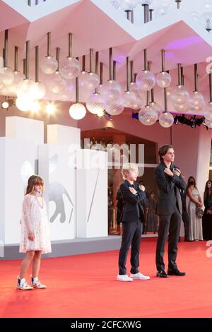 Venedig, Italien. September 2020. Lea Favino, Mattia Garaci und Francesco Gheghi gehen auf dem roten Teppich vor dem Film 'Padrenostro' beim 77. Filmfestival von Venedig am 04. September 2020 in Venedig, Italien. Quelle: Annalisa Flori/Media Punch/Alamy Live News Stockfoto