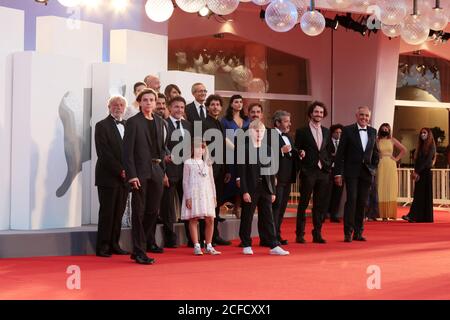 Venedig, Italien. September 2020. (1. Reihe L-R) Francesco Gheghi, Lea Favino, Mattia Garaci, (2. Reihe L-R) Barbara Ronchi, Regisseur Claudio Noce, Andrea Calbucci, Pierfrancesco Favino, Gianmarco Vettori, (3. Reihe) Mario Pupella, Nicola Maccanico gehen auf dem roten Teppich vor dem Film 'Padrenostro' beim 77. September 04 in Venedig, Filmfestival 2020 in Venedig, Italien. Quelle: Annalisa Flori/Media Punch/Alamy Live News Stockfoto