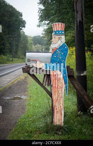 Ein Uncle Sam Postfach während des Wahljahres 2020 entlang einer Straße in überwiegend republikanischen Warren County, Pennsylvania, USA Stockfoto