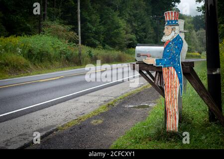 Ein Uncle Sam Postfach während des Wahljahres 2020 entlang einer Straße in überwiegend republikanischen Warren County, Pennsylvania, USA Stockfoto