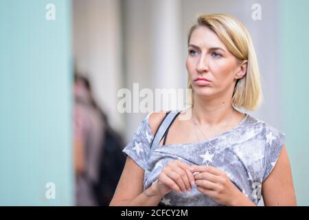 Porträt einer blonden Frau in Shota Rustaveli Avenue, Tiflis, Georgien Stockfoto