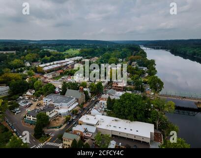 Aerial Overhead Landschaft Nachbarschaft in einem kleinen Amerikaner von klein Historische Stadt New Hope Pennsylvania USA Blick auf den Delaware River Stockfoto