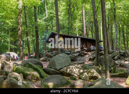 Deutschland, Hessen, Lautertal-Reichenbach, Kiosk im Wald am Felsenmeer. Das Felsenmeer ist ein beliebtes Naherholungsgebiet für Familien mit Stockfoto