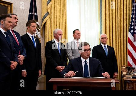 Der Präsident der Republik Serbien, Aleksandar Vučić, nimmt am 4. September 2020 an einer Unterzeichnungszeremonie und einem trilateralen Treffen mit dem US-Präsidenten Donald J. Trump und dem Premierminister der Republik Kosovo, Avdullah Hoti, im Weißen Haus Teil. Hinter Präsident Vučić, von links nach rechts: US-Senator Ron Johnson (Republikaner von Wisconsin), Richard Grenell, US-Vizepräsident Mike Pence.Quelle: Anna Moneymaker/Pool via CNP /MediaPunch Stockfoto