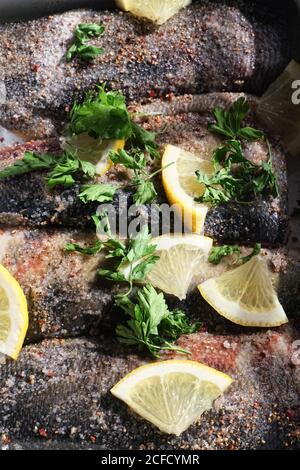 Chum Lachs mit Gewürz und Zitrone Stockfoto