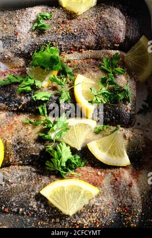 Chum Lachs mit Gewürz und Zitrone Stockfoto