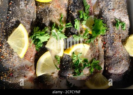 Chum Lachs mit Gewürz und Zitrone Stockfoto