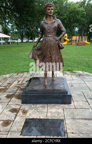 Bronzestatue der Comedienne Lucille Ball von Carolyn Palmer, Lucille Ball Memorial Park, Celeron, NY, USA Stockfoto