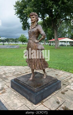 Bronzestatue der Comedienne Lucille Ball von Carolyn Palmer, Lucille Ball Memorial Park, Celeron, NY, USA Stockfoto